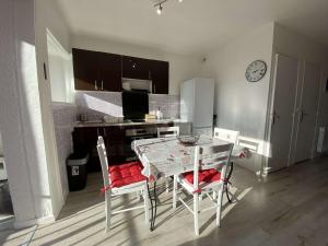 Kuchyňa alebo kuchynka v ubytovaní Charmant T1 à Balaruc-les-Bains - 32m², ascenseur, WIFI, proche centre spa - FR-1-553-213
