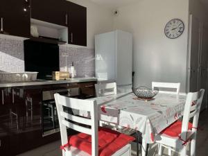 Kuchyňa alebo kuchynka v ubytovaní Charmant T1 à Balaruc-les-Bains - 32m², ascenseur, WIFI, proche centre spa - FR-1-553-213