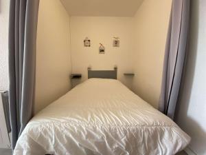 Posteľ alebo postele v izbe v ubytovaní Charmant T1 à Balaruc-les-Bains - 32m², ascenseur, WIFI, proche centre spa - FR-1-553-213
