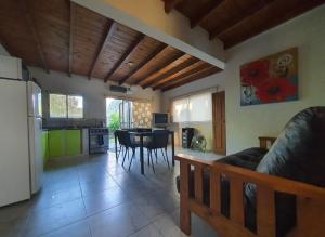 une cuisine et un salon avec une table et des chaises dans l'établissement ÀYRES PAMPA I PB, à Las Gaviotas