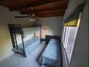 deux lits superposés dans une chambre avec fenêtre dans l'établissement ÀYRES PAMPA I PB, à Las Gaviotas