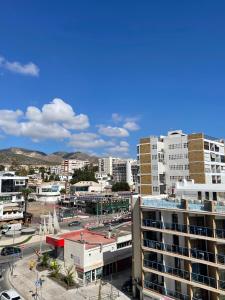 vista su una città con edifici alti di LaFrenchTouch - Puerto Marina, 2 hab junto playa a Benalmádena