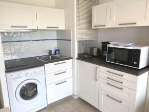 Kuchyňa alebo kuchynka v ubytovaní T1 avec balcon, clim, wifi, animaux OK à Balaruc-les-Bains - FR-1-553-199