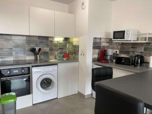 uma cozinha com uma máquina de lavar roupa e um lavatório em Appartement Balaruc-les-Bains, 2 pièces, 2 personnes - FR-1-553-204 em Balaruc-les-Bains