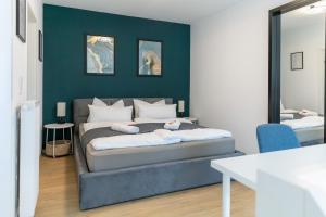 a bedroom with a bed and a green wall at CABANA Kreyenbrück - Maisonette Apartments - Parkplatz - Nähe Klinikum - Netflix in Oldenburg