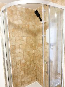una doccia con porta in vetro in bagno di London Stylish 1 Bedroom Apartment a Londra