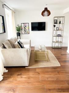 uma sala de estar com um sofá e uma mesa em London Stylish 1 Bedroom Apartment em Londres
