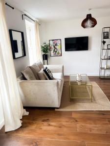 sala de estar con sofá y mesa en London Stylish 1 Bedroom Apartment, en Londres