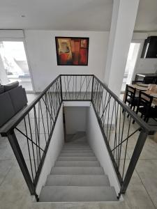 Una escalera en una casa con sofá y mesa en T3-Le Vimaine-Vienne, en Vienne