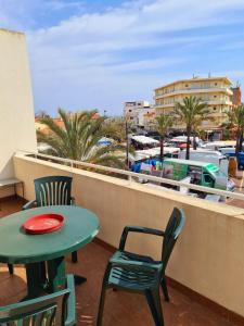 balcón con mesa y sillas y vistas al puerto deportivo en St Cyprien coup de coeur vue sur la mer, en Saint-Cyprien