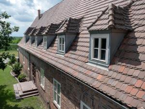 an old brick house with four windows on the roof at Seenlandoase Reppist in Senftenberg