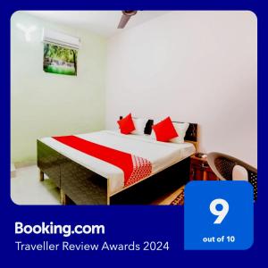 een hotelkamer met een bed met rode kussens bij Flagship Park Hotel in Bahora
