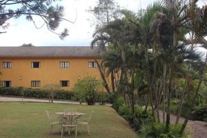 a table and chairs in front of a building at Paradies Hotel Express in Jarinu