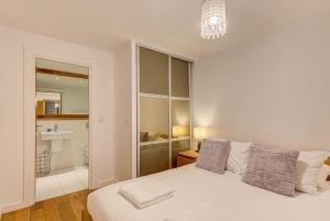 una camera con letto bianco e bagno di APARTMENT BIOLAY - Alpes Travel - Central Chamonix - Sleeps 6 a Chamonix-Mont-Blanc
