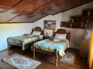 um quarto com duas camas num quarto em Casa da Avó Maria, Largo de Santo António, n 97395AL em Freixo de Espada à Cinta
