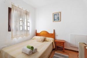a bedroom with a bed with two towels on it at Casa Epina in Vallehermoso