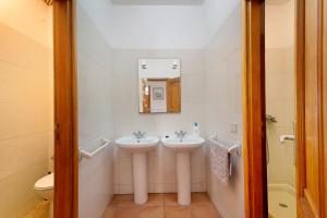 a bathroom with two sinks and a mirror at Casa Epina in Vallehermoso
