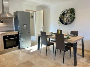 Kuchyň nebo kuchyňský kout v ubytování Bas de villa cosy Juan les Pins avec jardin