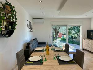 TV a/nebo společenská místnost v ubytování Bas de villa cosy Juan les Pins avec jardin