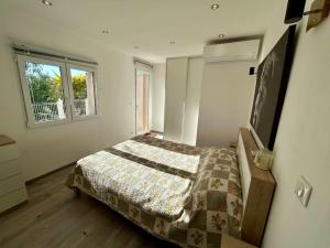 Postel nebo postele na pokoji v ubytování Bas de villa cosy Juan les Pins avec jardin