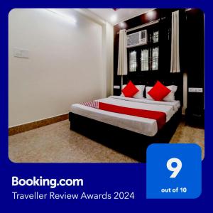 ein Hotelzimmer mit einem Bett mit roten Kissen in der Unterkunft OYO Hotel Chandra in Itaunja