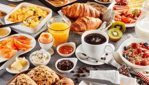 uma mesa com um monte de alimentos e bebidas para o pequeno-almoço em HOTEL PRESIDENTE em Belém