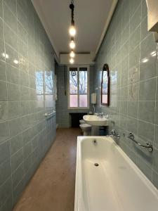 A bathroom at Bolognina Apartments