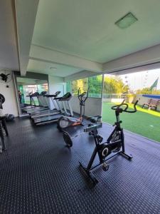 a gym with several exercise bikes in a room at Piscina a beira-mar, tranquilidade e qualidade no melhor de BC in Balneário Camboriú