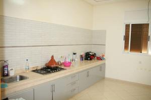 una cucina con lavandino e piano di lavoro di Maison Dar Zarka ad Aghmat