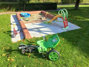 にあるHaus-Auetalの芝生の横に緑の三輪車
