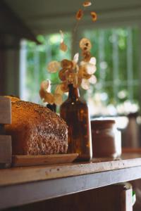 uma mesa com um pão e um vaso com flores em Hostel Like Quijote em San Carlos de Bariloche