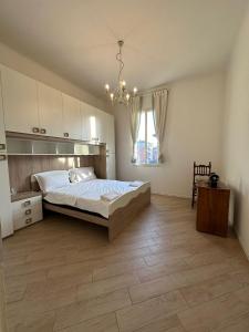 A bed or beds in a room at Bolognina Apartments