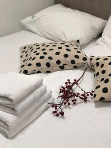 a bed with towels and a bunch of cranberries on it at Danijela & konak in Zlatibor