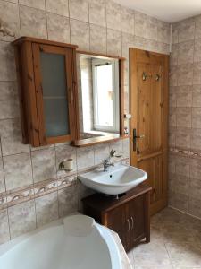 een badkamer met een bad, een wastafel en een toilet bij Vila u Urbana in Havířov