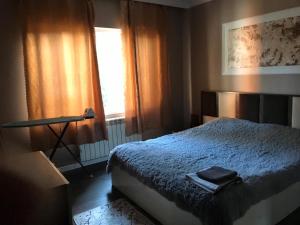 Elena's room في باتومي: غرفة نوم بسرير ونافذة
