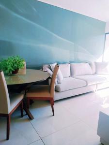 a living room with a couch and a table at SHOW RURAL 2024- casa com ar e piscina in Cascavel