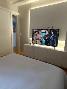 a room with a flat screen tv on a wall at SHOW RURAL 2024- casa com ar e piscina in Cascavel