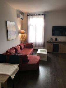 een woonkamer met een bank en een tv bij River City Apartments in Rijeka