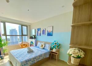ein Schlafzimmer mit einem Bett und einem großen Fenster in der Unterkunft THE SÓNG VŨNG TÀU - QUỲNH's Homestay in Vũng Tàu