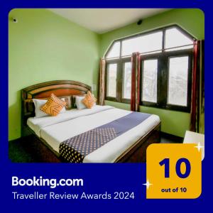 um quarto com uma cama e uma janela em SPOT ON Valley Meadow em Srinagar