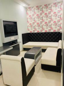 TV a/nebo společenská místnost v ubytování Hotel Saayein Residency