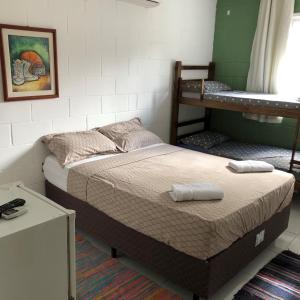 um quarto com 2 beliches num quarto em Pousada Girassois Hostel em Florianópolis