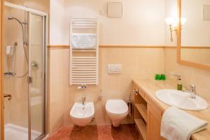 奇耶內斯的住宿－克隆布利克酒店，浴室配有卫生间、盥洗盆和淋浴。