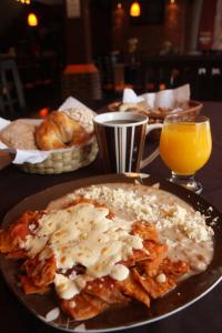 un plato de comida en una mesa con un plato de comida en Hotel Real de la Sierra, en Mazamitla