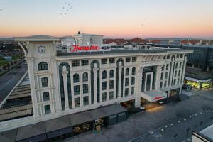 萨卡里亚Hampton By Hilton Sakarya的一座白色的大建筑,上面有钟楼