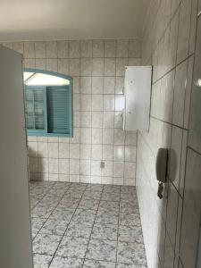 ein Bad mit einer Dusche, einem Fenster und einem Telefon in der Unterkunft Castelinho de Ibicuí in Mangaratiba