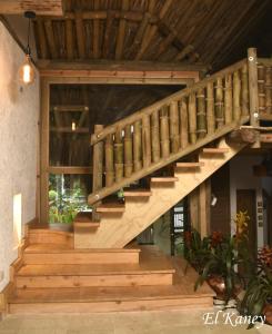 eine Holztreppe in einem Haus mit Holzdecke in der Unterkunft HERMOSA FINCA A 20 KM DE MEDELLIN LLENA DE NATURALEZA in Girardota