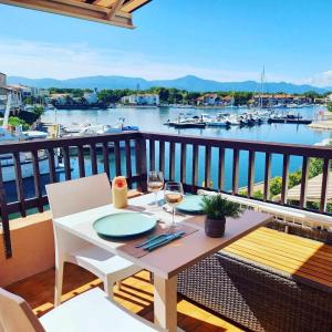 - une table sur un balcon avec vue sur le port de plaisance dans l'établissement Spacieux Studio 3pers vue marina a St Cyprien, à Saint-Cyprien