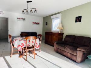 ein Wohnzimmer mit einem Tisch und einem Sofa in der Unterkunft Appartement Cambo-les-Bains, 2 pièces, 2 personnes - FR-1-495-95 in Cambo-les-Bains