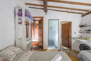 a bedroom with a bed and a bathroom at Casa Atelie Bangue in Ilhabela +13 photos